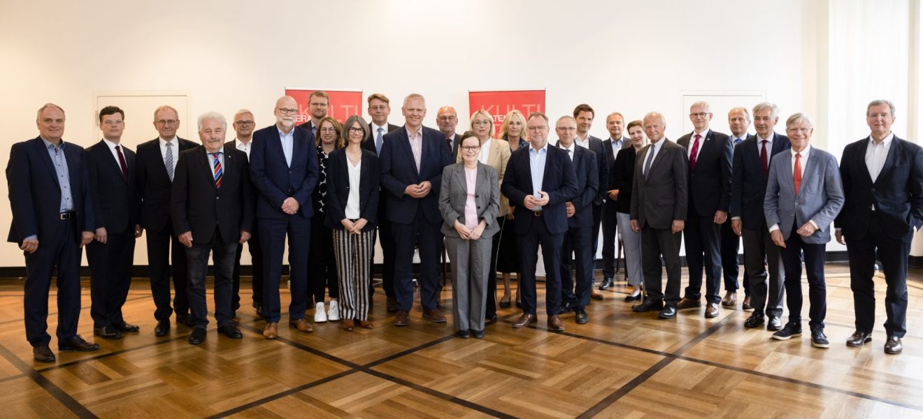 Gruppenbild Arbeitsgemeinschaft der niedersächsischen Landschaften und Landschaftsverbände 2022