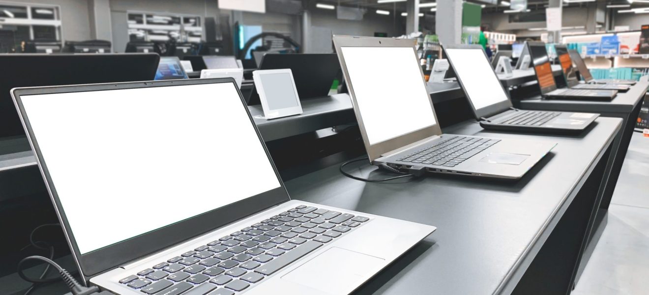 Notebooks in einem Elektronikgeschäft
