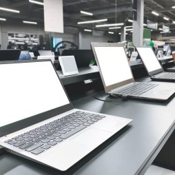 Notebooks in einem Elektronikgeschäft
