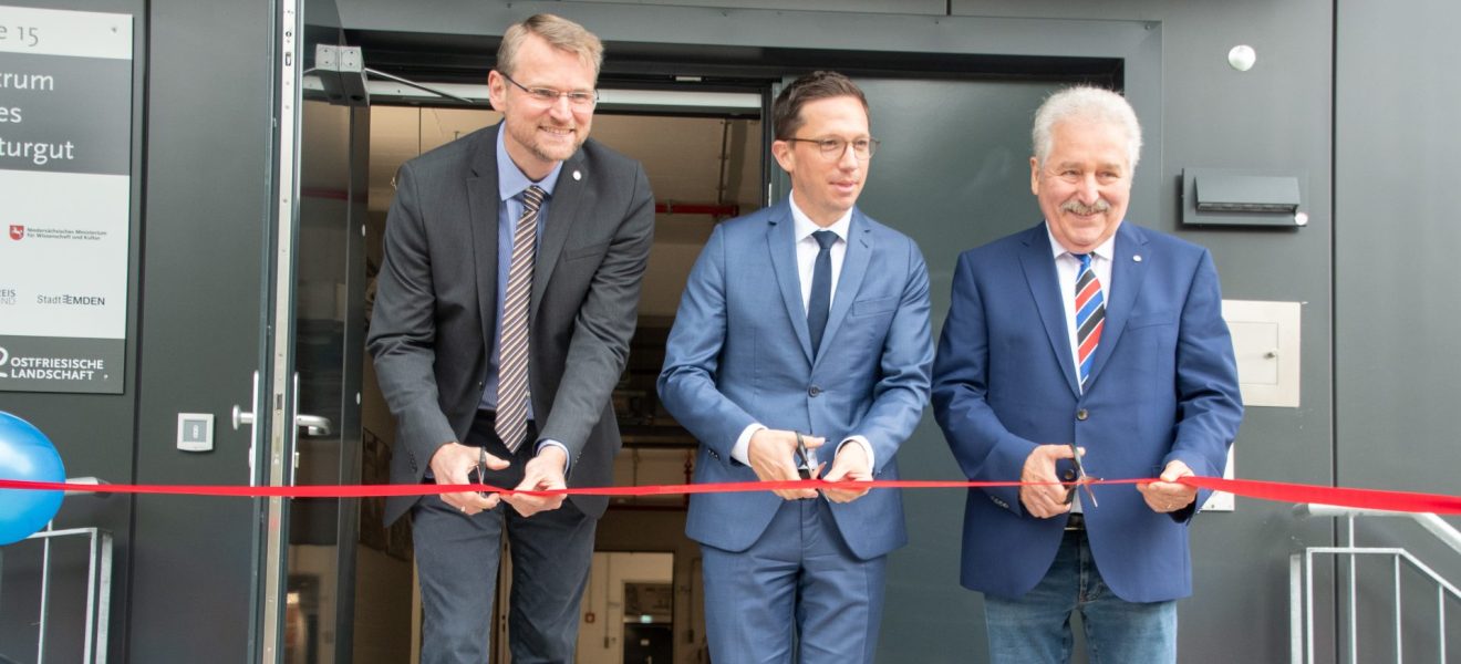 Von links: Landschaftsdirektor Dr. Matthias Stenger, Minister Falko Mohrs und Landschaftspräsident Rico Mecklenburg durchschneiden zur Eröffnung das symbolische rote Band.