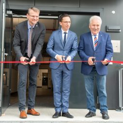 Von links: Landschaftsdirektor Dr. Matthias Stenger, Minister Falko Mohrs und Landschaftspräsident Rico Mecklenburg durchschneiden zur Eröffnung das symbolische rote Band.