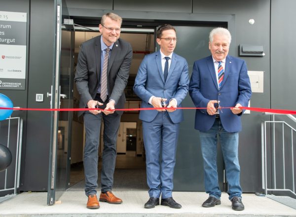 Von links: Landschaftsdirektor Dr. Matthias Stenger, Minister Falko Mohrs und Landschaftspräsident Rico Mecklenburg durchschneiden zur Eröffnung das symbolische rote Band.