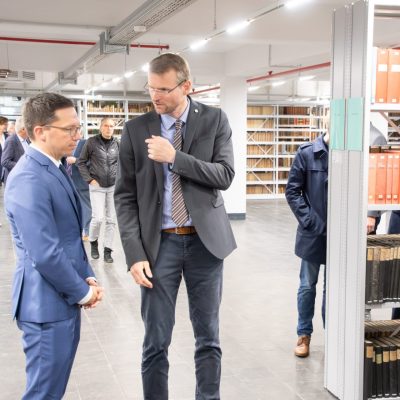 Minister Falko Mohrs (links) und Landschaftsdirektor Dr. Matthias Stenger in der Sammlung der Landschaftsbibliothek.