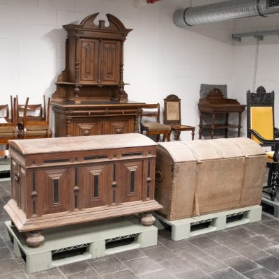 Im Bereich der Volkskunde werden antike Möbel aufbewahrt.