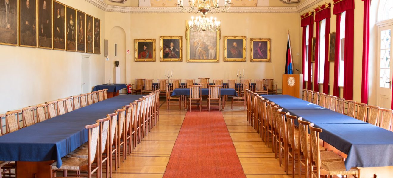 Blick in den Ständesaal der Ostfriesischen Landschaft (Foto: Sebastian Schatz).