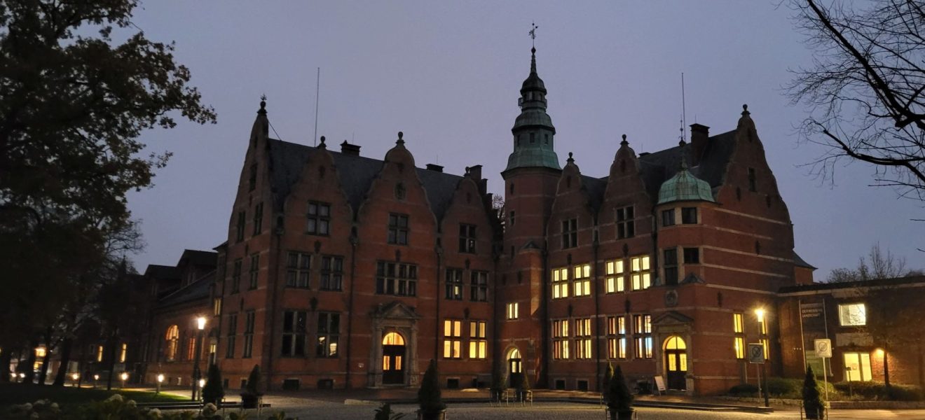 Historisches Gebäude der Ostfriesischen Landschaft - abends