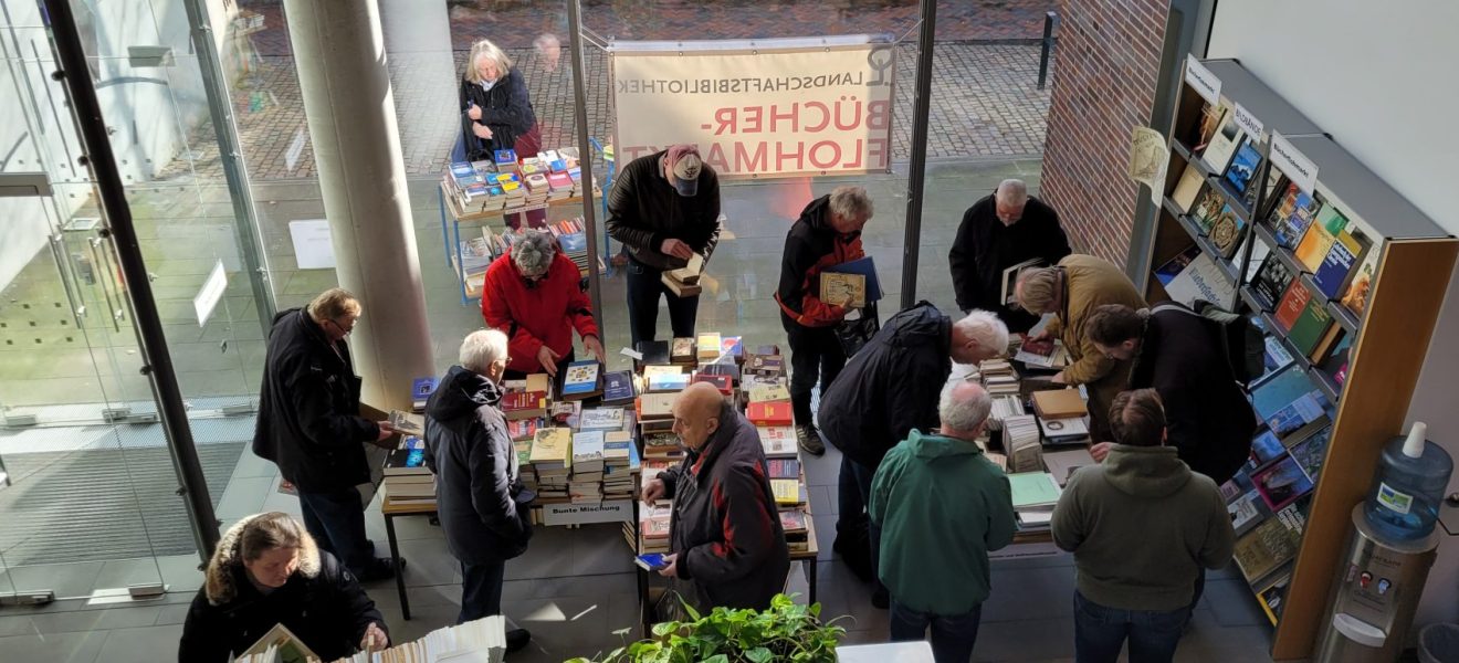 Bücherflohmarkt im Eingangsbereich der Landschaftsbibliothek