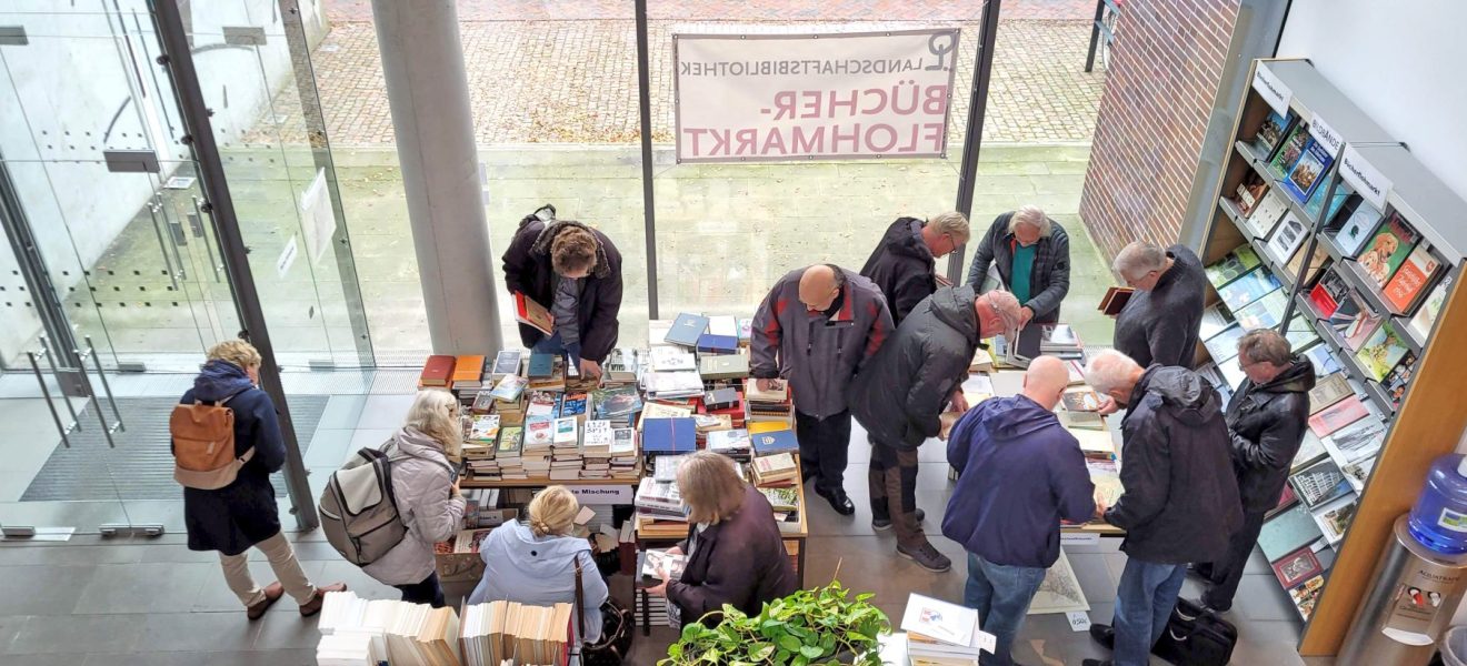 Bücherflohmarkt im Eingangsbereich der Landschaftsbibliothek