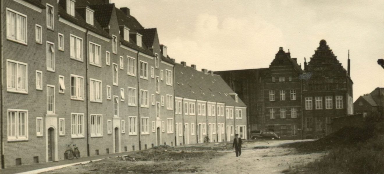 Die Pelzerhäuser in Emden 1953; im Vordergrund noch Schuttberge.