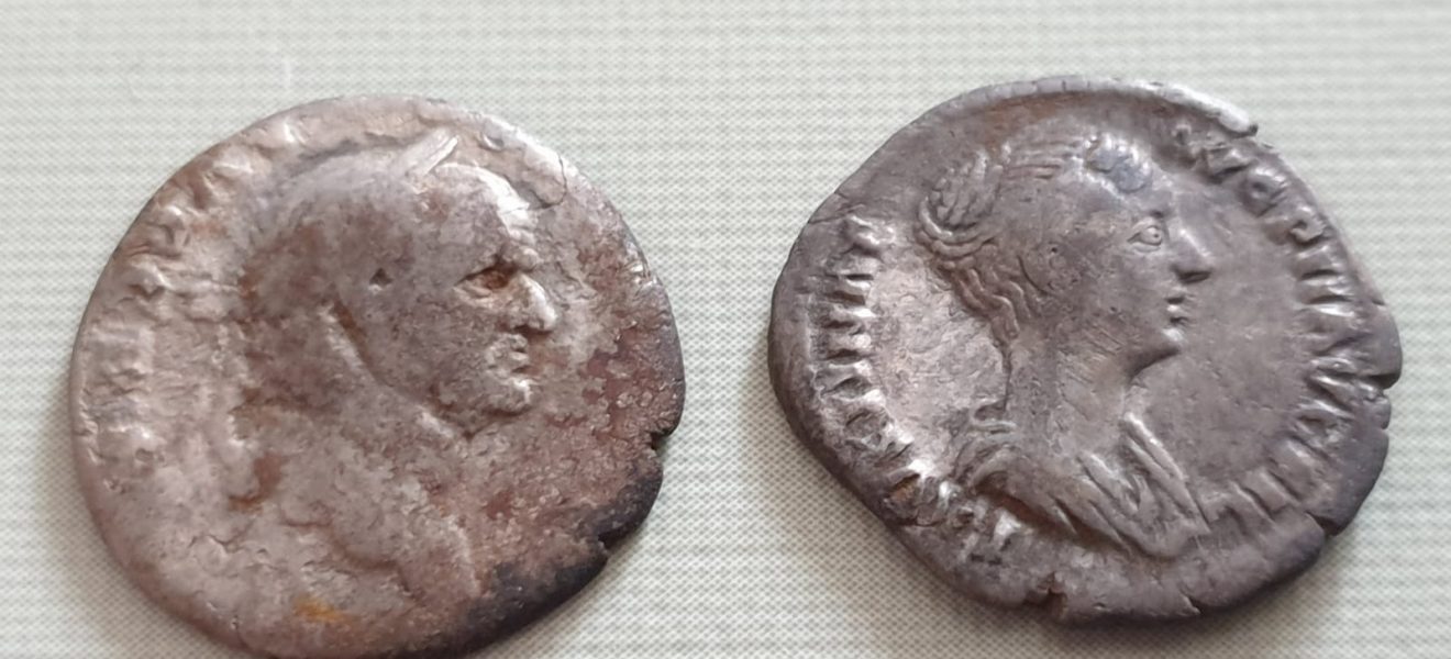Abb. 3 Römische Münzen, Nach Der Bergung Links Vespasian, Rechts Faustina. Foto Thomas Schlunck