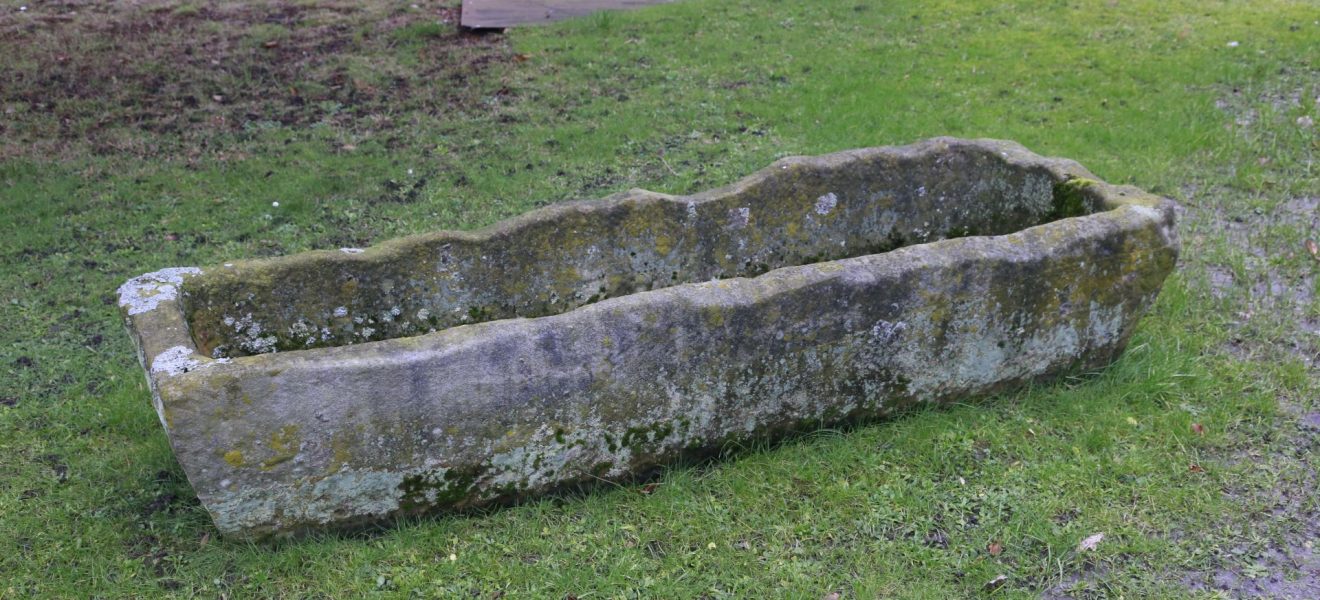 Mittelalterlicher Sarkophag aus buntsandstein. foto s. könig ostfriesische landschaft